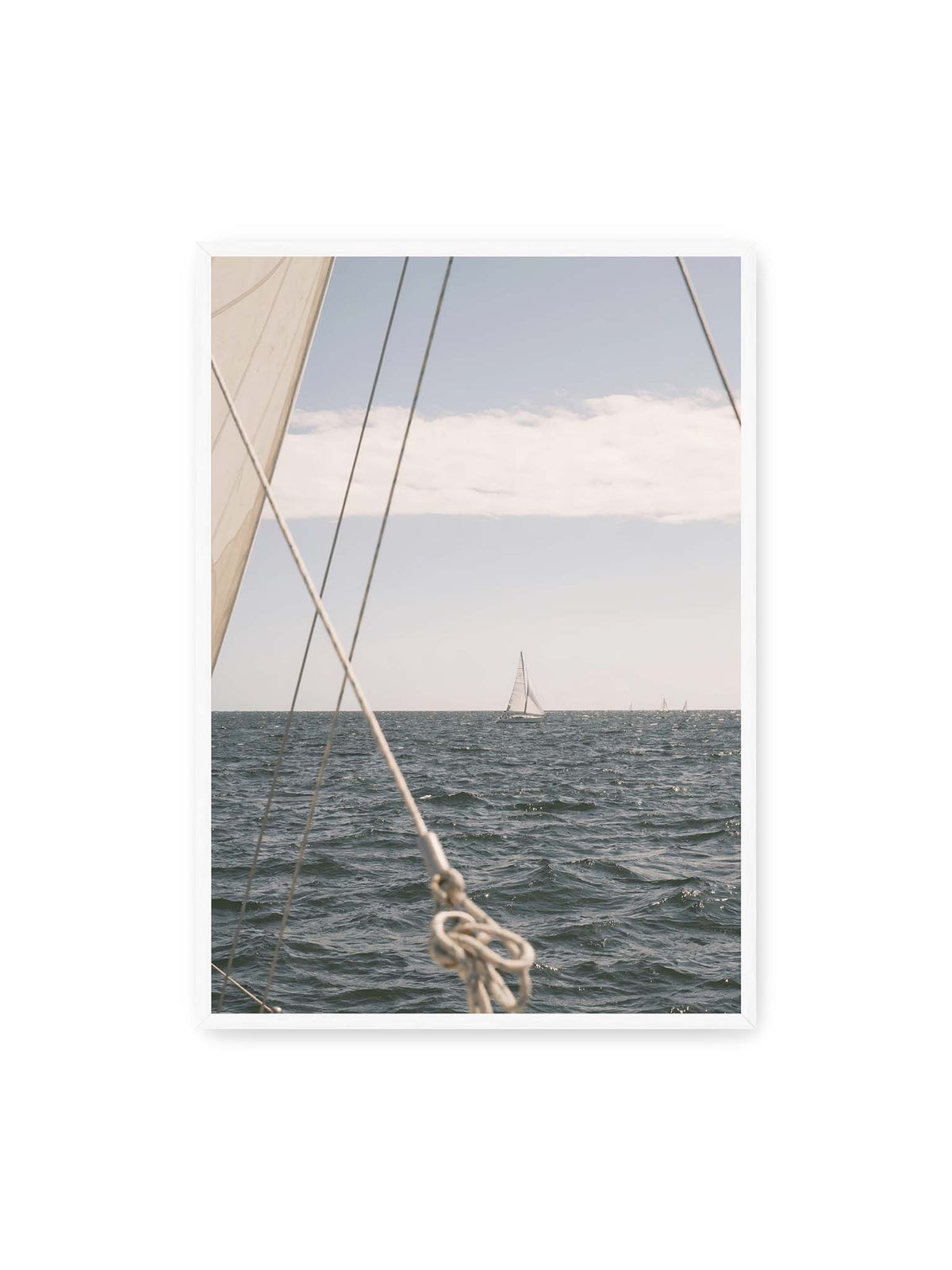 70x100 cm, weißer Rahmen – Segelboot auf bewegtem Wasser, eingerahmt von hellem Segel und diagonalen Leinen im Vordergrund.