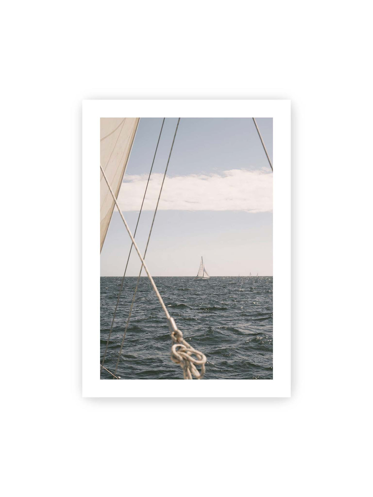 70x100 cm, weißer Galerie-Rand – Segelboot auf bewegtem Wasser, eingerahmt von hellem Segel und diagonalen Leinen im Vordergrund.
