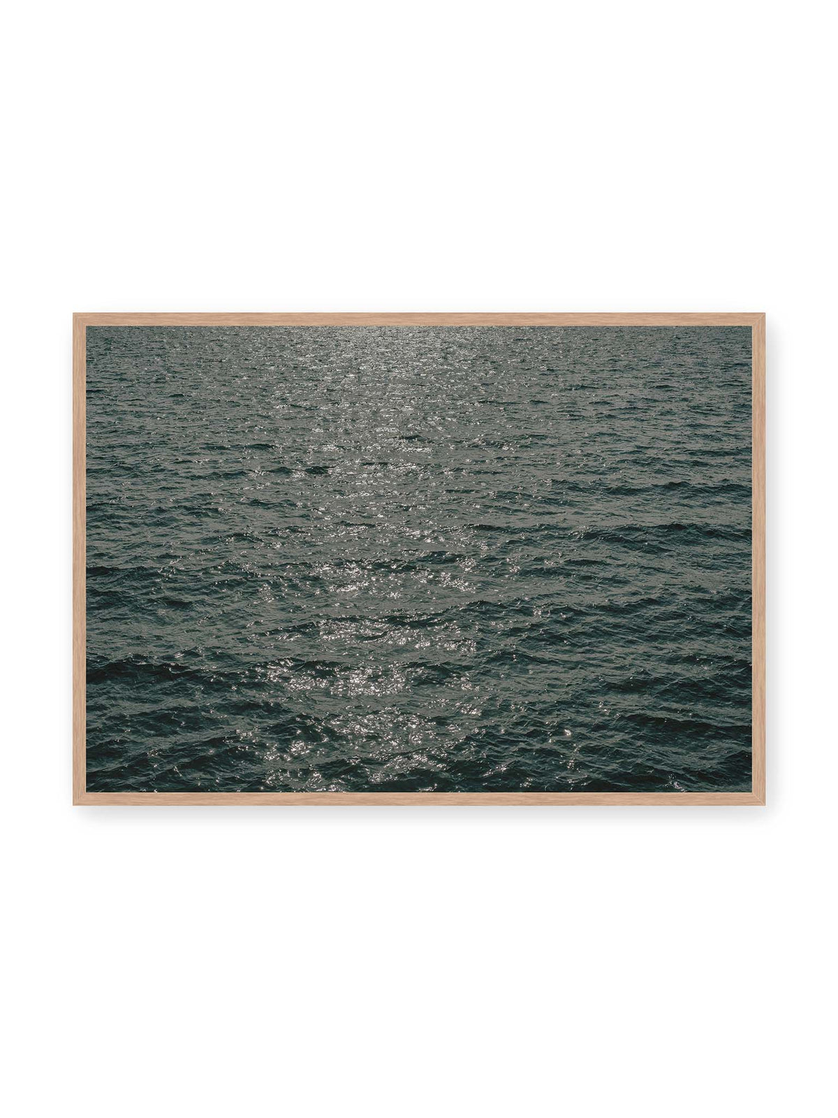 100x70 cm, Eichenrahmen – Dunkelblaue bewegte Wasserfläche mit kleinen Wellen und verstreuten silbrigen Lichtreflexen.