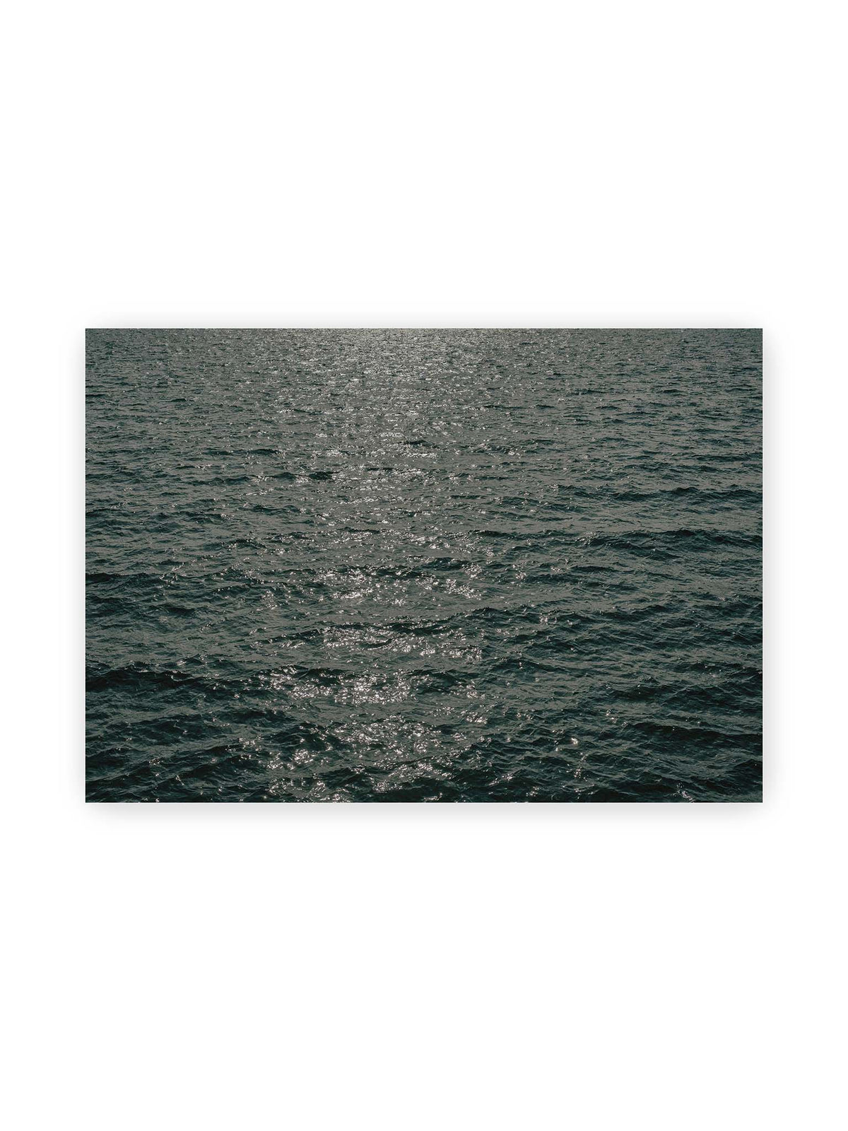 100x70 cm – Dunkelblaue bewegte Wasserfläche mit kleinen Wellen und verstreuten silbrigen Lichtreflexen.