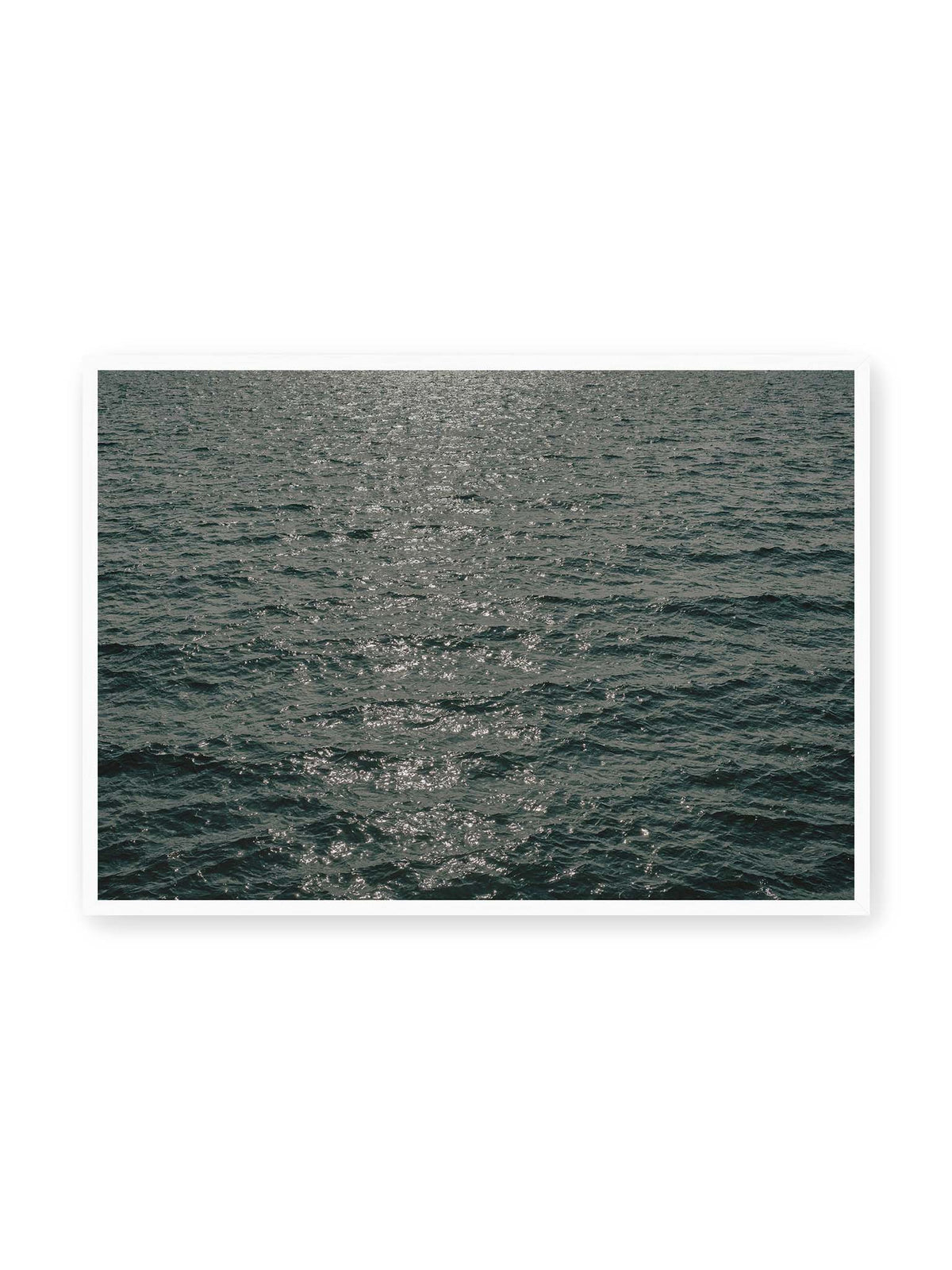 100x70 cm, weißer Rahmen – Dunkelblaue bewegte Wasserfläche mit kleinen Wellen und verstreuten silbrigen Lichtreflexen.