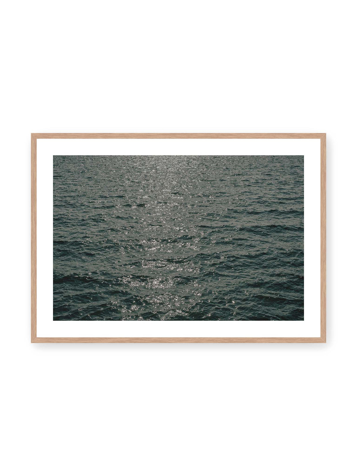 100x70 cm, weißer Galerie-Rand, Eichenrahmen – Dunkelblaue bewegte Wasserfläche mit kleinen Wellen und verstreuten silbrigen Lichtreflexen.
