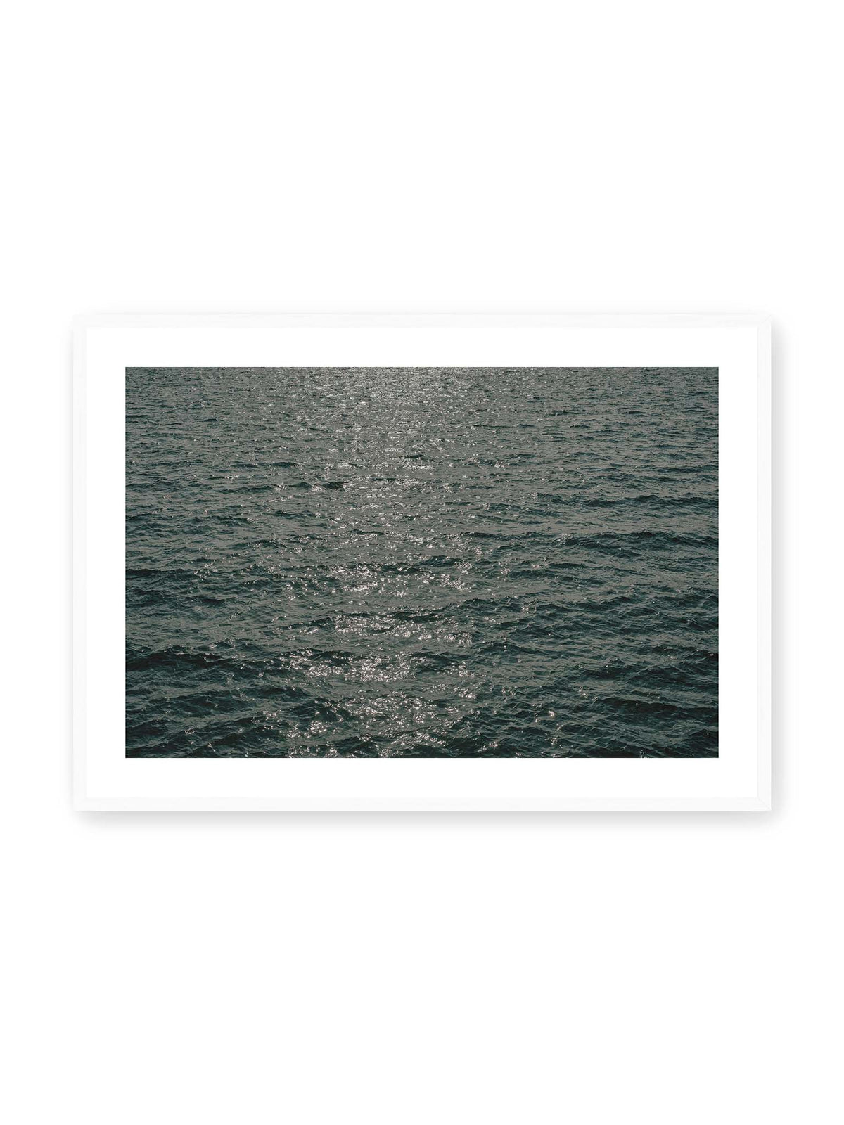 100x70 cm, weißer Galerie-Rand, weißer Rahmen – Dunkelblaue bewegte Wasserfläche mit kleinen Wellen und verstreuten silbrigen Lichtreflexen.