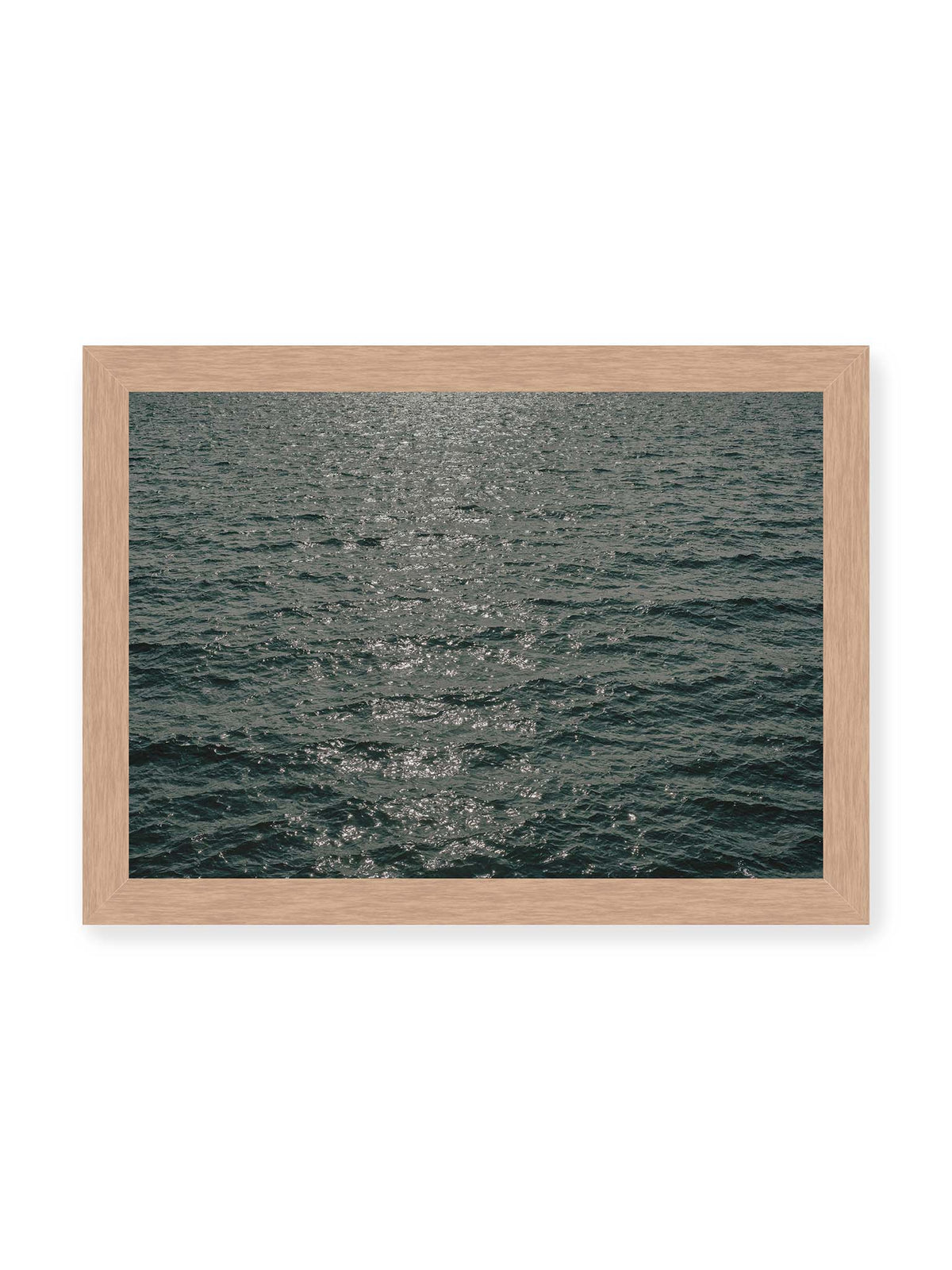 30x21 cm, Eichenrahmen – Dunkelblaue bewegte Wasserfläche mit kleinen Wellen und verstreuten silbrigen Lichtreflexen.