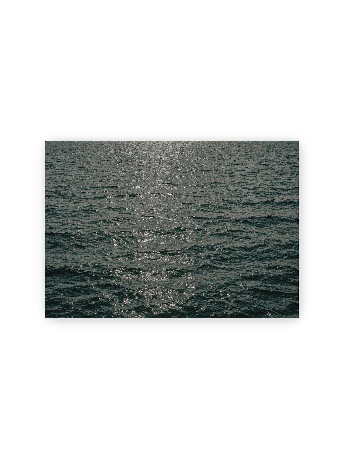 30x21 cm – Dunkelblaue bewegte Wasserfläche mit kleinen Wellen und verstreuten silbrigen Lichtreflexen.