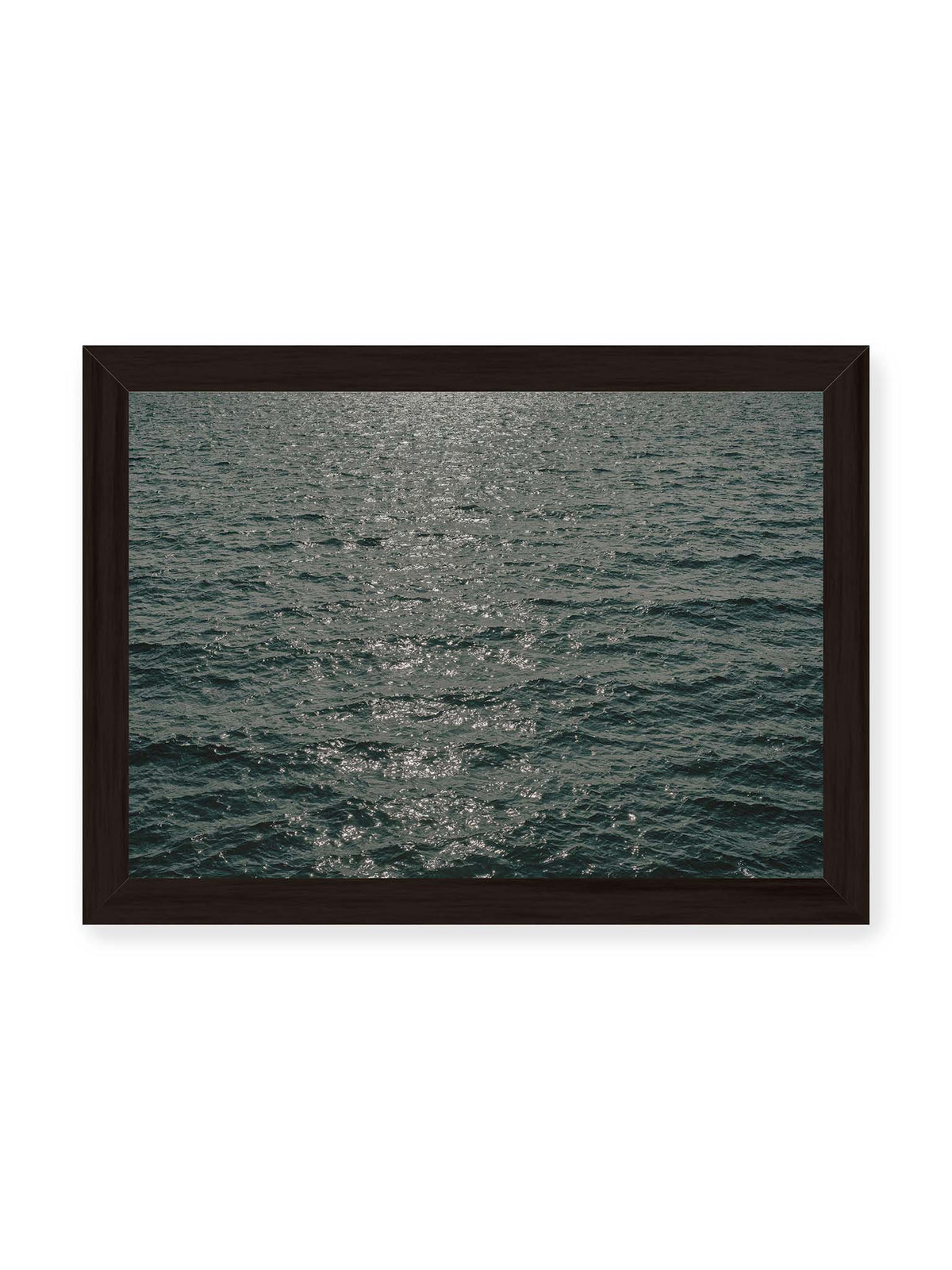 30x21 cm, schwarzer Rahmen – Dunkelblaue bewegte Wasserfläche mit kleinen Wellen und verstreuten silbrigen Lichtreflexen.