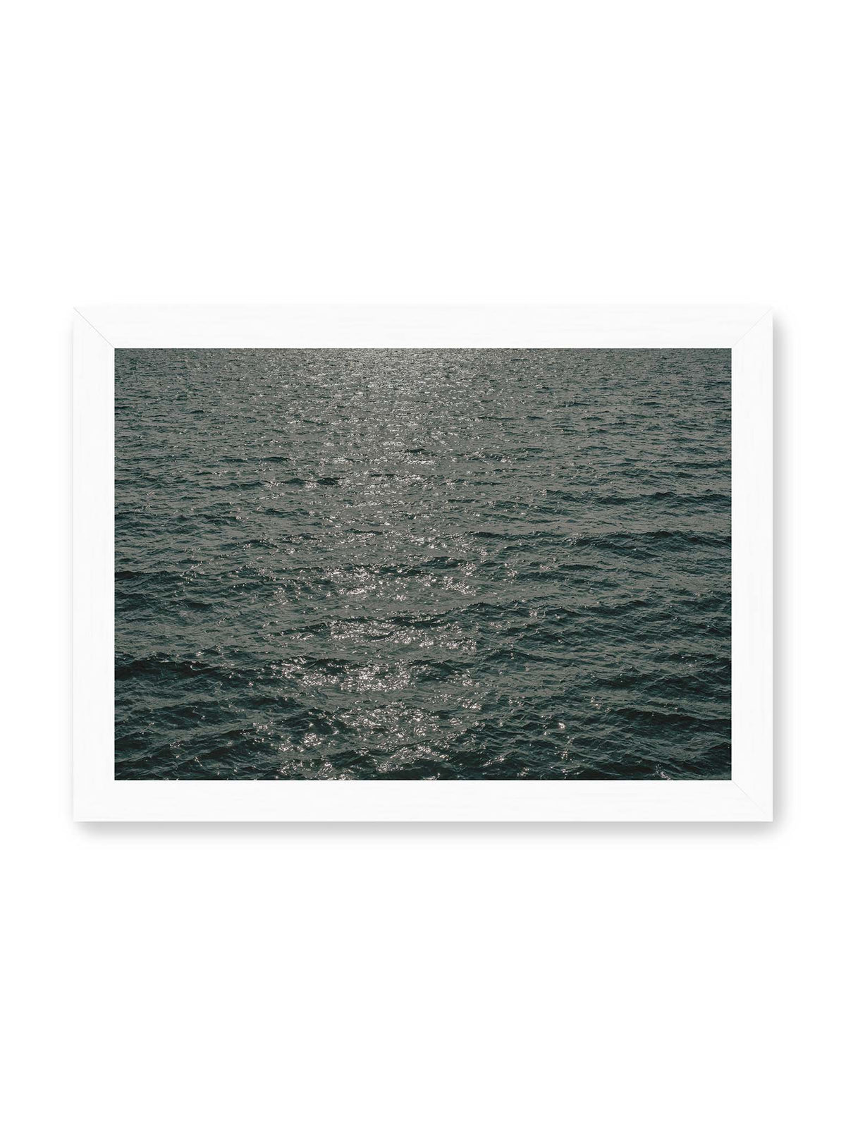 30x21 cm, weißer Rahmen – Dunkelblaue bewegte Wasserfläche mit kleinen Wellen und verstreuten silbrigen Lichtreflexen.