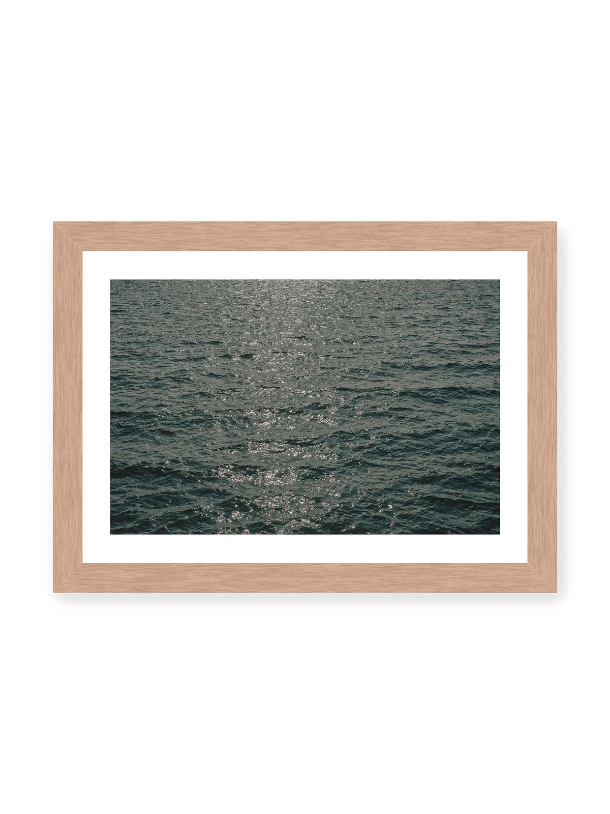 30x21 cm, weißer Galerie-Rand, Eichenrahmen – Dunkelblaue bewegte Wasserfläche mit kleinen Wellen und verstreuten silbrigen Lichtreflexen.