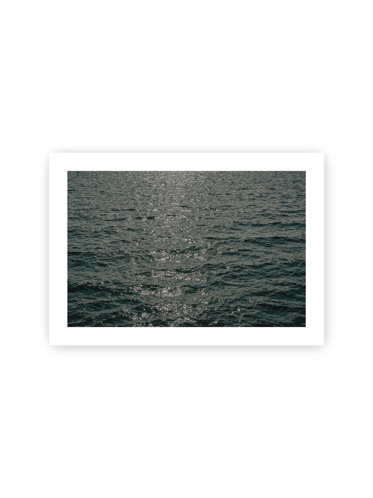 30x21 cm, weißer Galerie-Rand – Dunkelblaue bewegte Wasserfläche mit kleinen Wellen und verstreuten silbrigen Lichtreflexen.