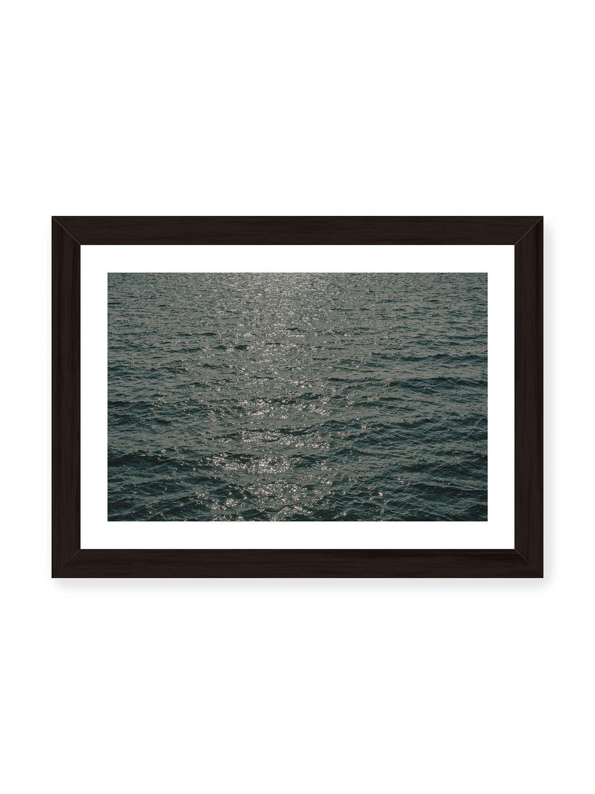 30x21 cm, weißer Galerie-Rand, schwarzer Rahmen – Dunkelblaue bewegte Wasserfläche mit kleinen Wellen und verstreuten silbrigen Lichtreflexen.