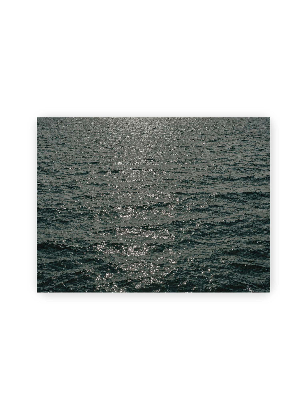 40x30 cm – Dunkelblaue bewegte Wasserfläche mit kleinen Wellen und verstreuten silbrigen Lichtreflexen.