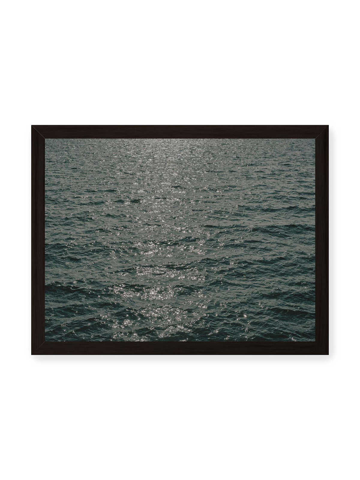 40x30 cm, schwarzer Rahmen – Dunkelblaue bewegte Wasserfläche mit kleinen Wellen und verstreuten silbrigen Lichtreflexen.