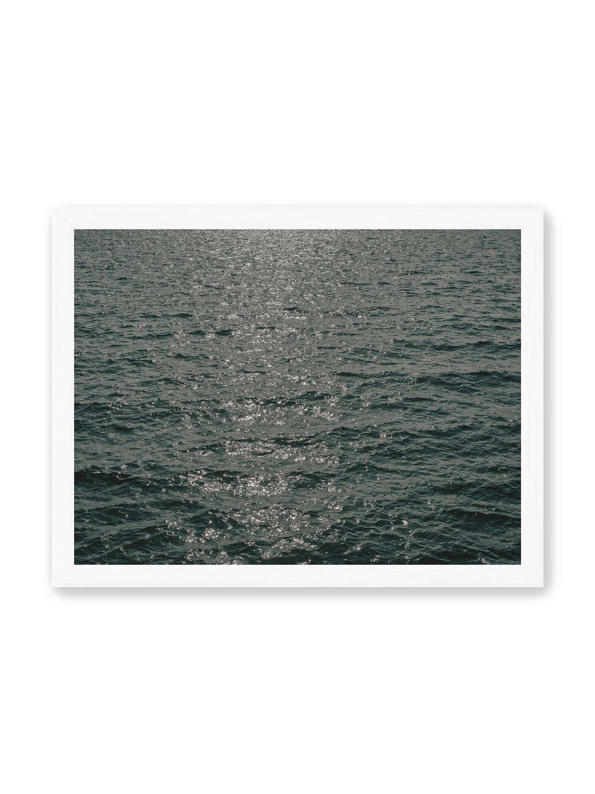 40x30 cm, weißer Rahmen – Dunkelblaue bewegte Wasserfläche mit kleinen Wellen und verstreuten silbrigen Lichtreflexen.