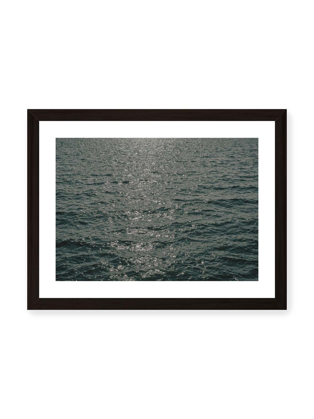 40x30 cm, weißer Galerie-Rand, schwarzer Rahmen – Dunkelblaue bewegte Wasserfläche mit kleinen Wellen und verstreuten silbrigen Lichtreflexen.