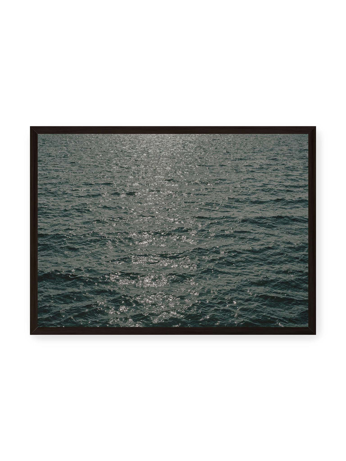 70x50 cm, schwarzer Rahmen – Dunkelblaue bewegte Wasserfläche mit kleinen Wellen und verstreuten silbrigen Lichtreflexen.