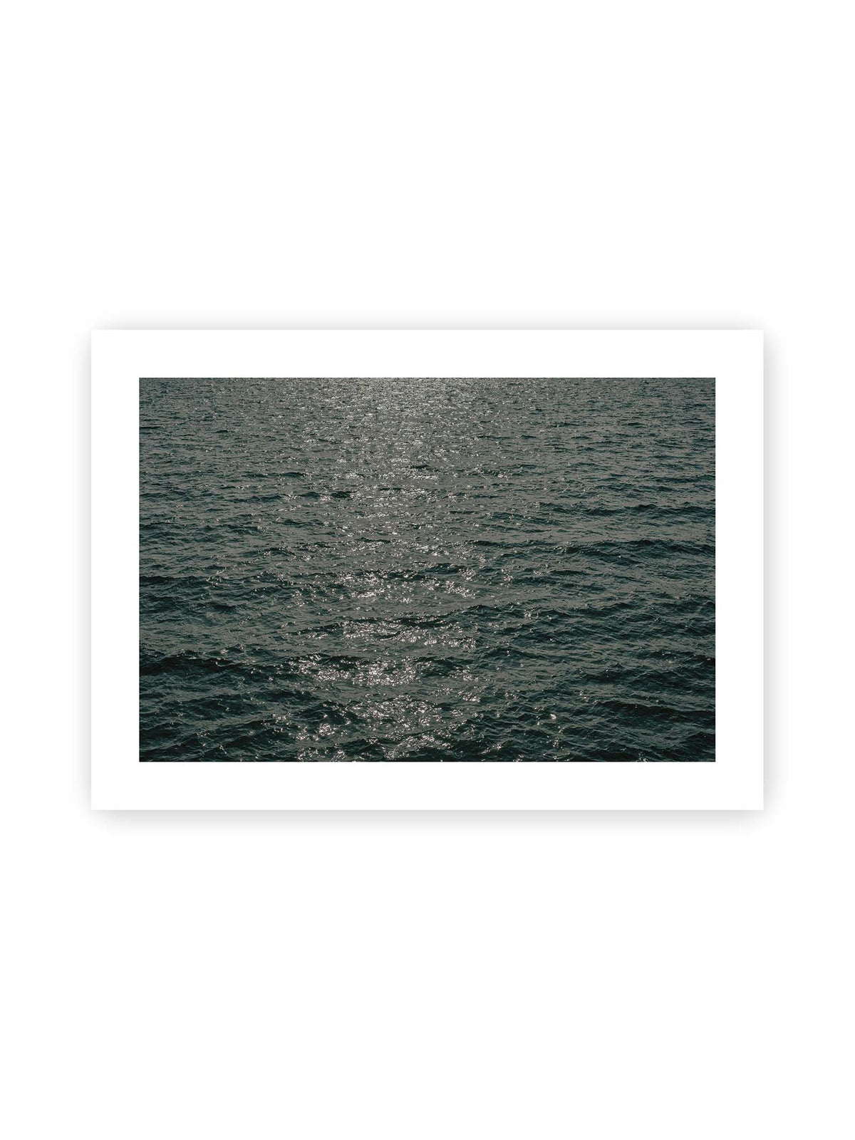 70x50 cm, weißer Galerie-Rand – Dunkelblaue bewegte Wasserfläche mit kleinen Wellen und verstreuten silbrigen Lichtreflexen.