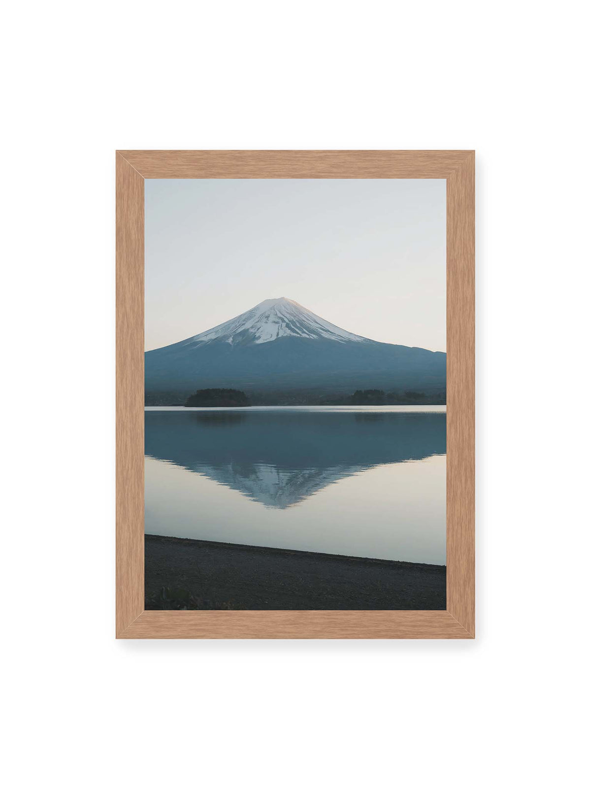 21x30 cm, Eichenrahmen – Schneebedeckter Mount Fuji in Japan über ruhigem Wasser mit nahezu symmetrischer Spiegelung.
