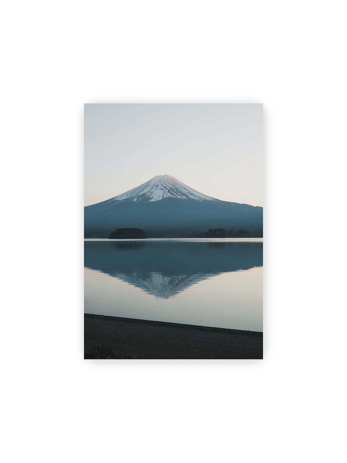 21x30 cm – Schneebedeckter Mount Fuji in Japan über ruhigem Wasser mit nahezu symmetrischer Spiegelung.