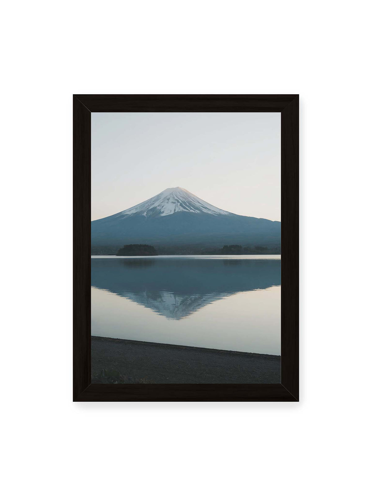 21x30 cm, schwarzer Rahmen – Schneebedeckter Mount Fuji in Japan über ruhigem Wasser mit nahezu symmetrischer Spiegelung.