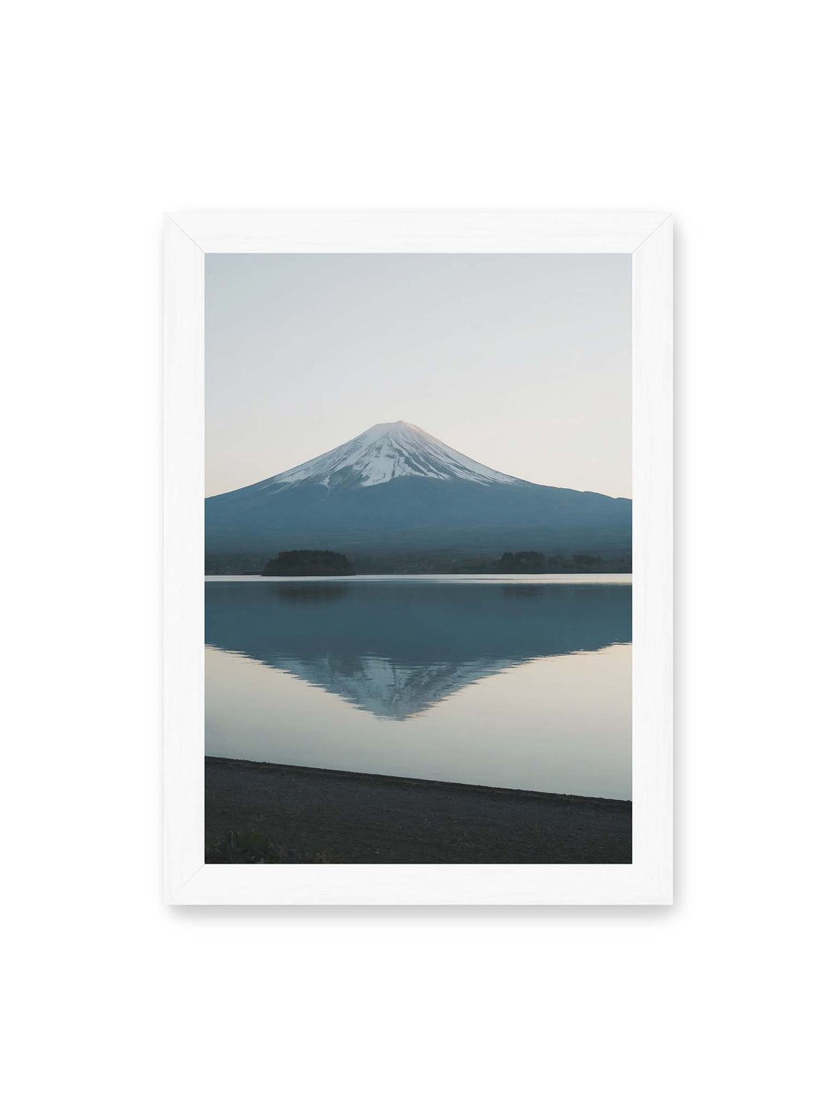 21x30 cm, weißer Rahmen – Schneebedeckter Mount Fuji in Japan über ruhigem Wasser mit nahezu symmetrischer Spiegelung.