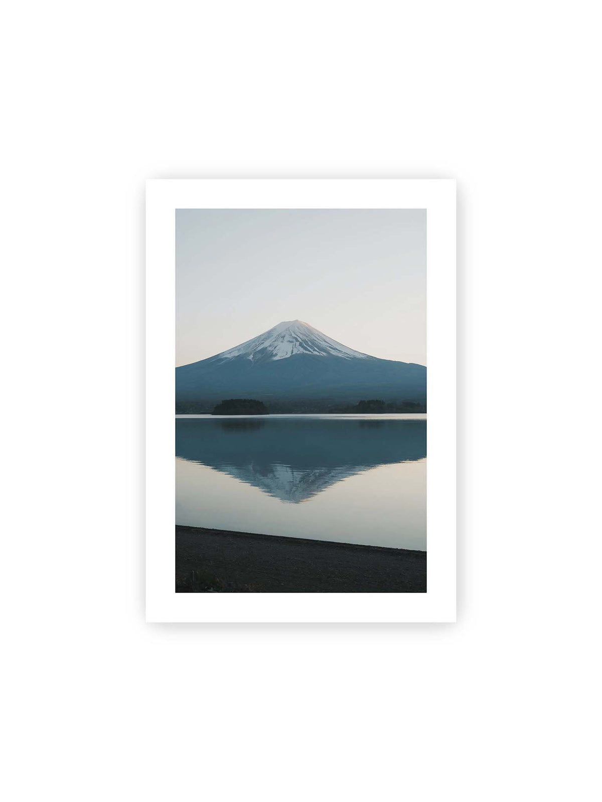 21x30 cm, weißer Galerie-Rand – Schneebedeckter Mount Fuji in Japan über ruhigem Wasser mit nahezu symmetrischer Spiegelung.