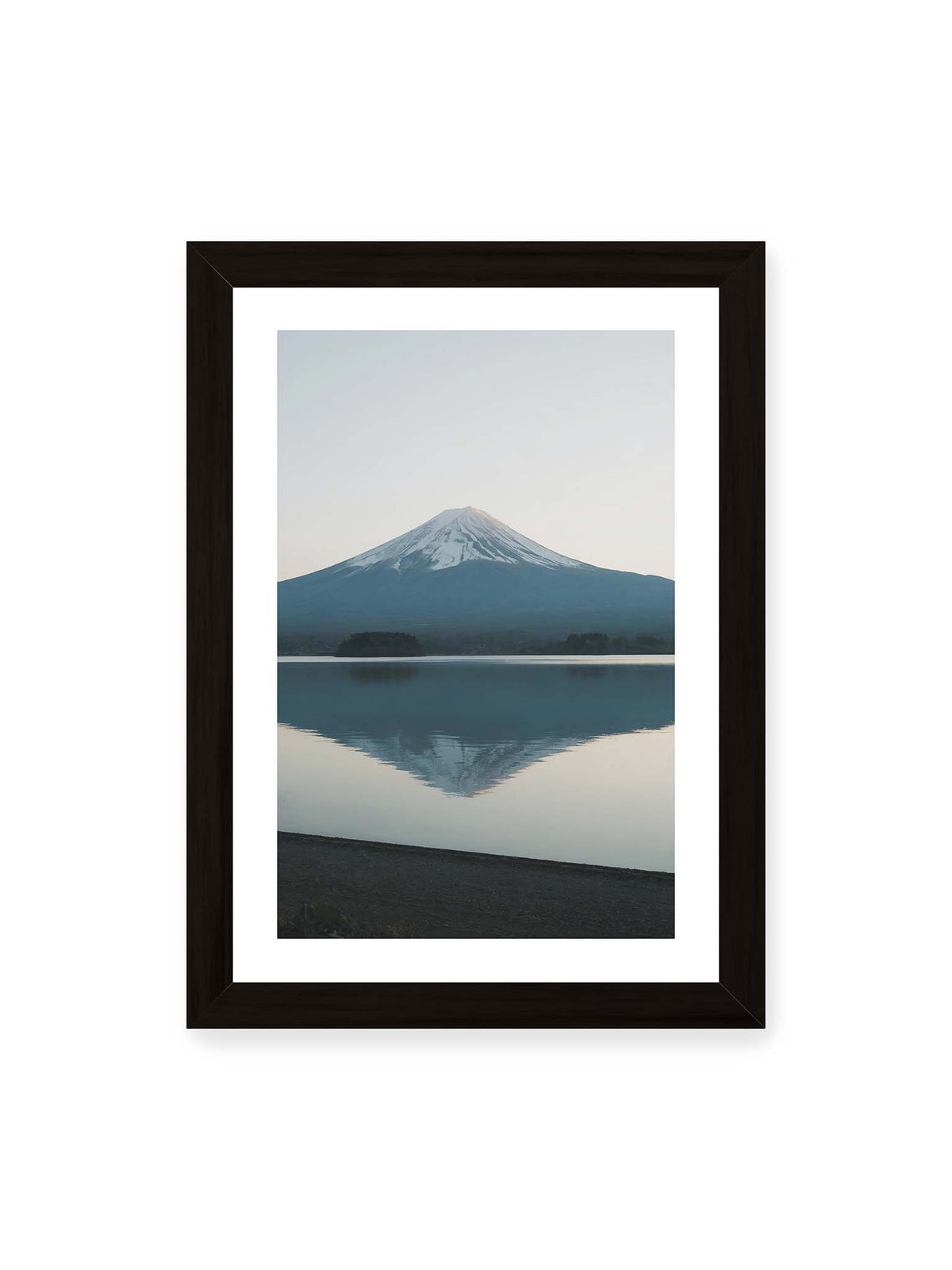 21x30 cm, weißer Galerie-Rand, schwarzer Rahmen – Schneebedeckter Mount Fuji in Japan über ruhigem Wasser mit nahezu symmetrischer Spiegelung.