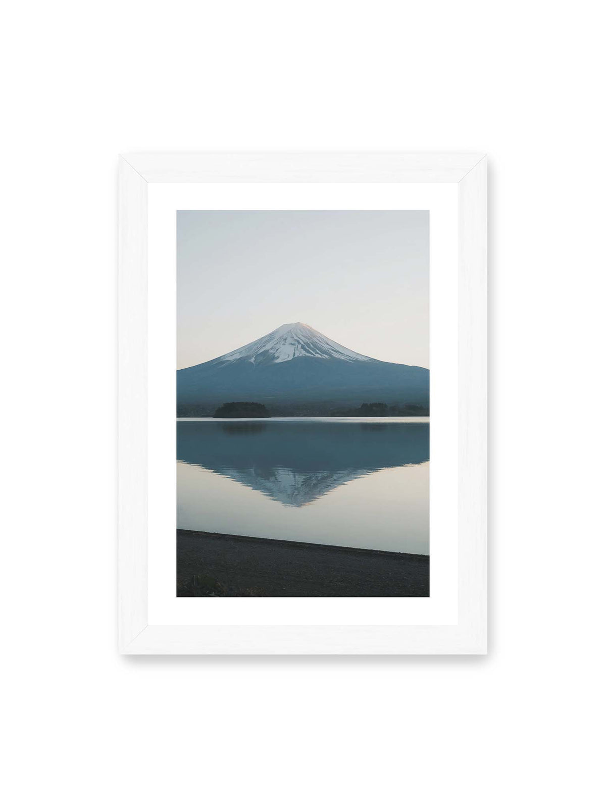 21x30 cm, weißer Galerie-Rand, weißer Rahmen – Schneebedeckter Mount Fuji in Japan über ruhigem Wasser mit nahezu symmetrischer Spiegelung.
