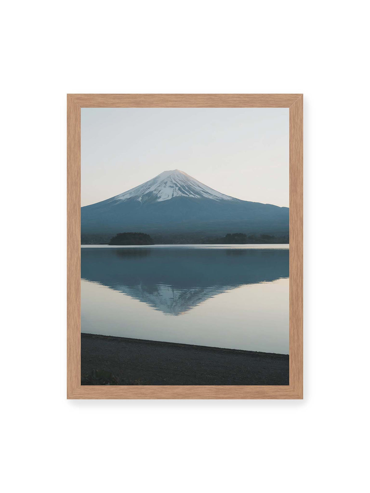 30x40 cm, Eichenrahmen – Schneebedeckter Mount Fuji in Japan über ruhigem Wasser mit nahezu symmetrischer Spiegelung.