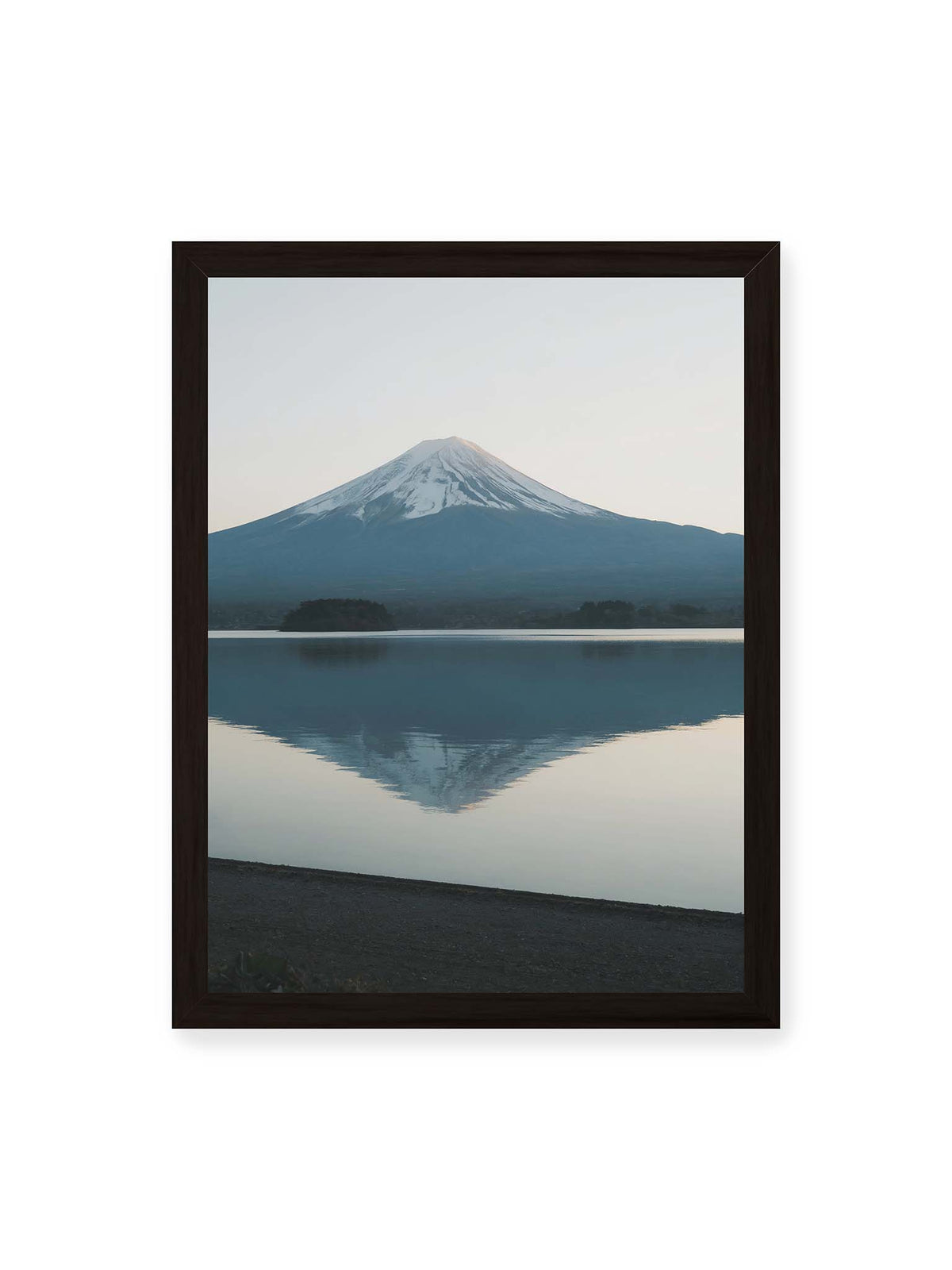 30x40 cm, schwarzer Rahmen – Schneebedeckter Mount Fuji in Japan über ruhigem Wasser mit nahezu symmetrischer Spiegelung.