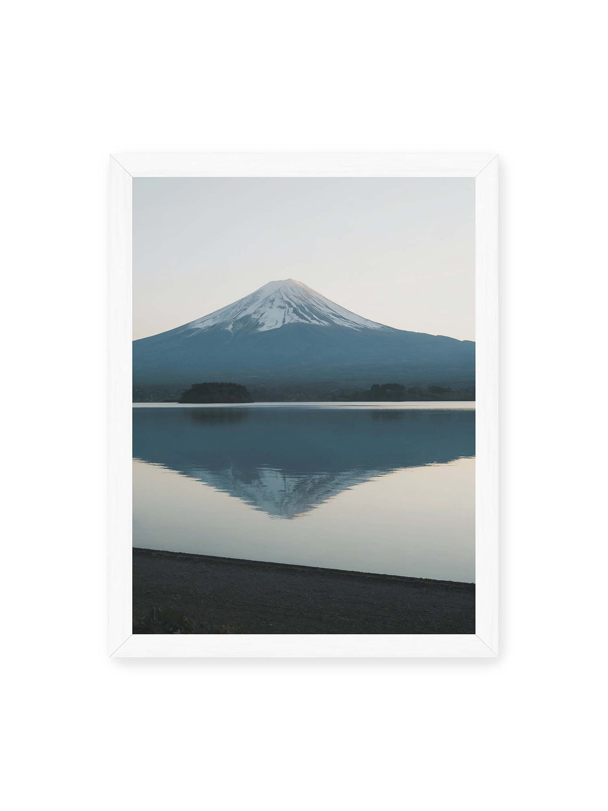 30x40 cm, weißer Rahmen – Schneebedeckter Mount Fuji in Japan über ruhigem Wasser mit nahezu symmetrischer Spiegelung.