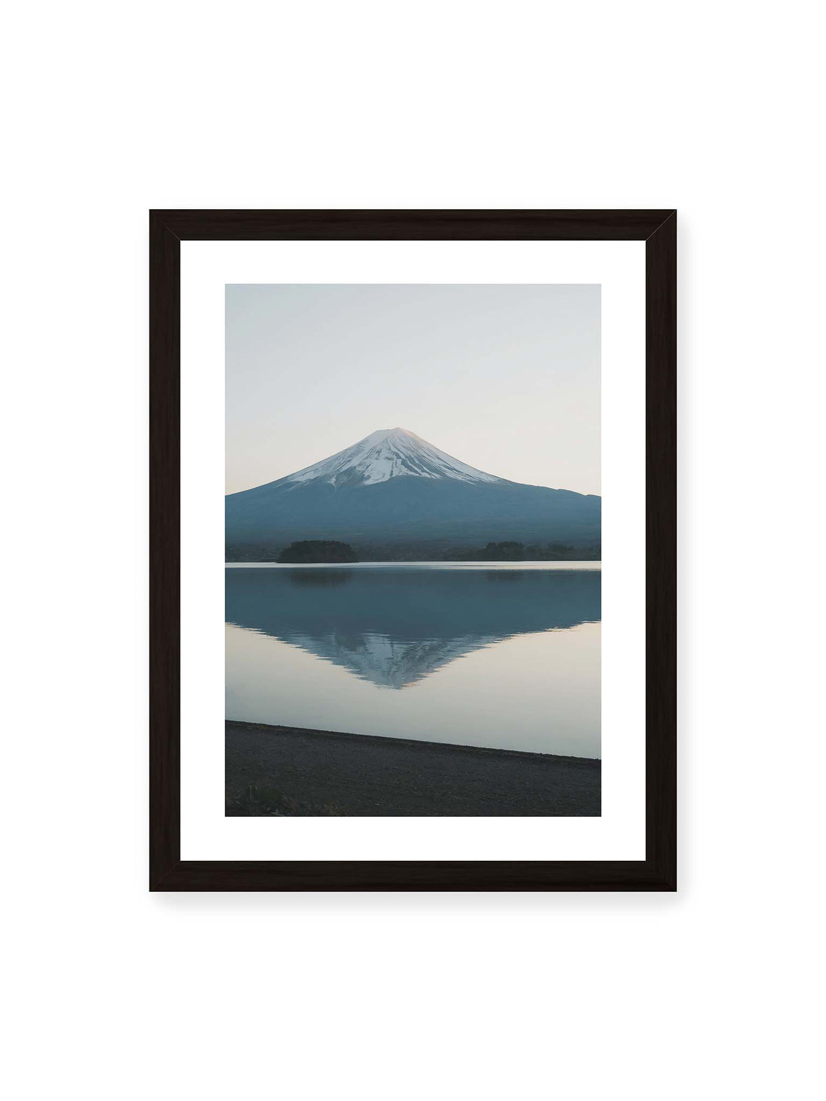 30x40 cm, weißer Galerie-Rand, schwarzer Rahmen – Schneebedeckter Mount Fuji in Japan über ruhigem Wasser mit nahezu symmetrischer Spiegelung.