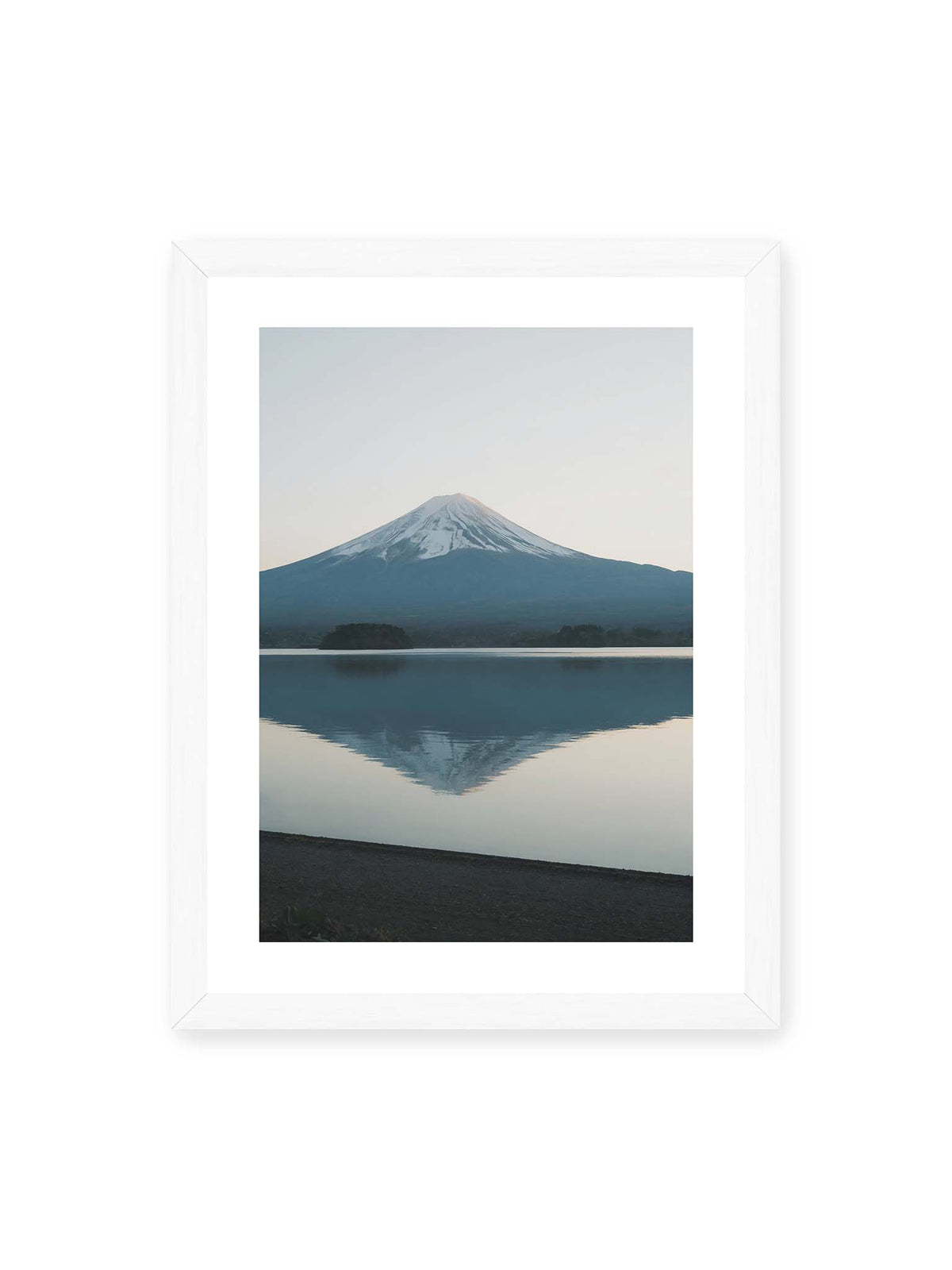 30x40 cm, weißer Galerie-Rand, weißer Rahmen – Schneebedeckter Mount Fuji in Japan über ruhigem Wasser mit nahezu symmetrischer Spiegelung.