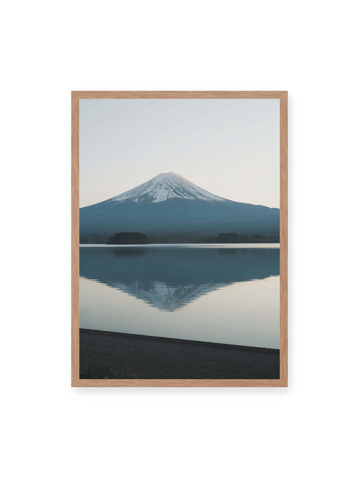 50x70 cm, Eichenrahmen – Schneebedeckter Mount Fuji in Japan über ruhigem Wasser mit nahezu symmetrischer Spiegelung.