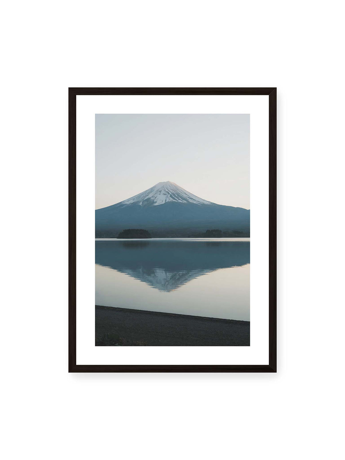 50x70 cm, weißer Galerie-Rand, schwarzer Rahmen – Schneebedeckter Mount Fuji in Japan über ruhigem Wasser mit nahezu symmetrischer Spiegelung.