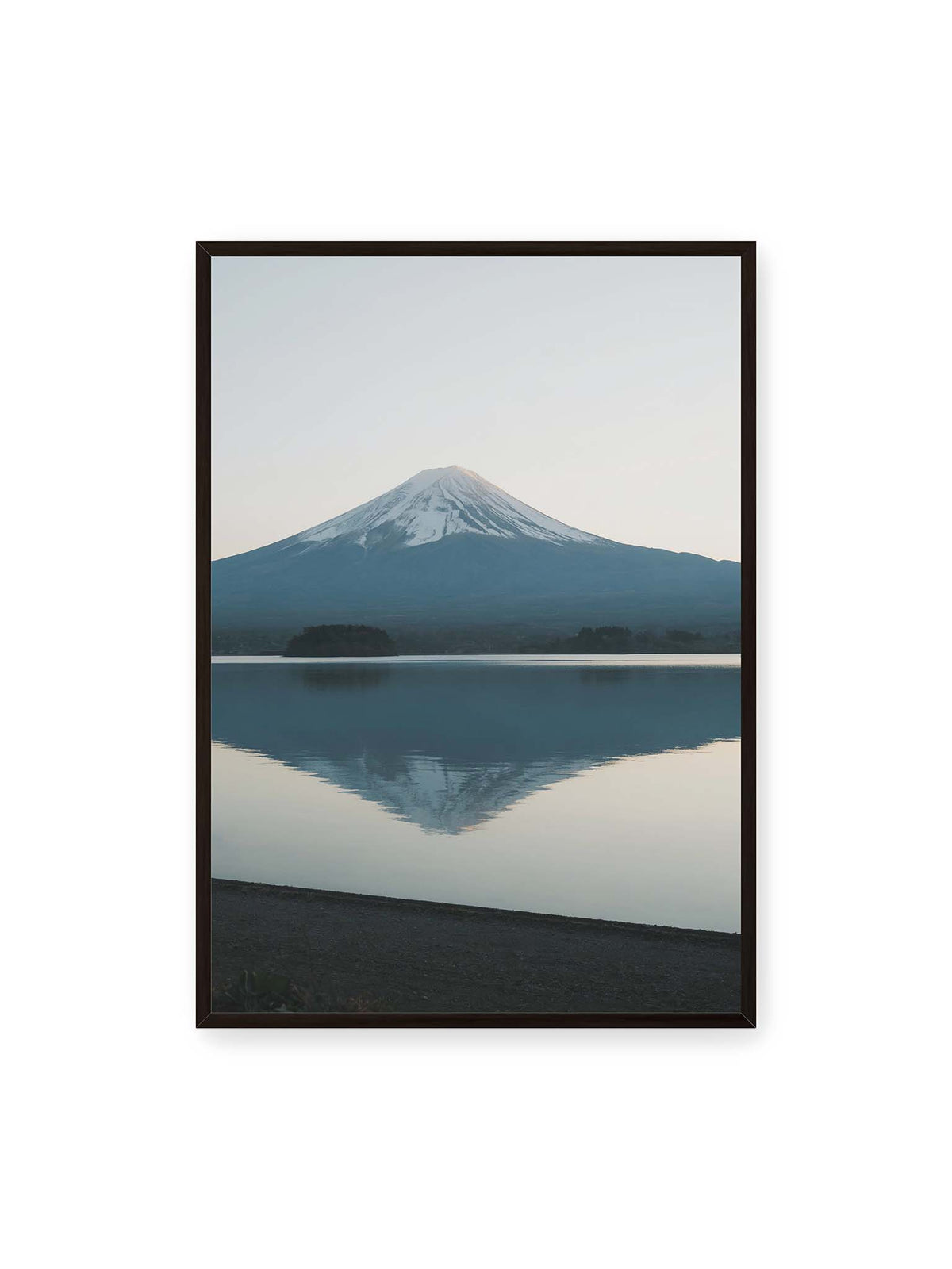 70x100 cm, schwarzer Rahmen – Schneebedeckter Mount Fuji in Japan über ruhigem Wasser mit nahezu symmetrischer Spiegelung.