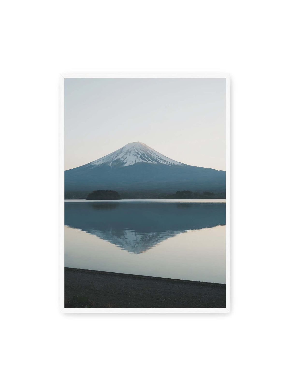 70x100 cm, weißer Rahmen – Schneebedeckter Mount Fuji in Japan über ruhigem Wasser mit nahezu symmetrischer Spiegelung.