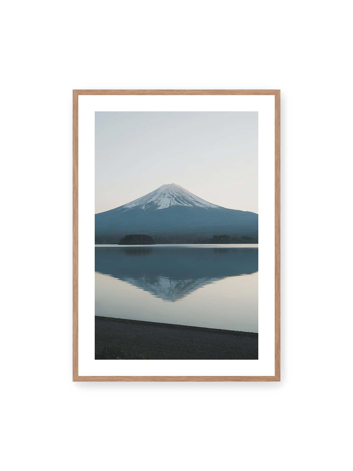 70x100 cm, weißer Galerie-Rand, Eichenrahmen – Schneebedeckter Mount Fuji in Japan über ruhigem Wasser mit nahezu symmetrischer Spiegelung.