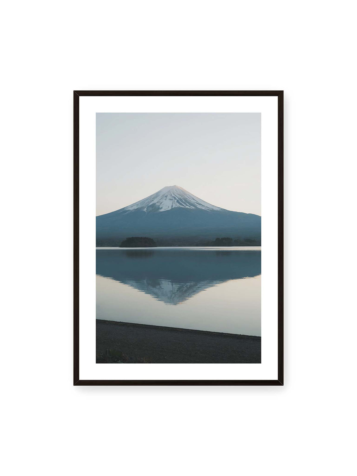 70x100 cm, weißer Galerie-Rand, schwarzer Rahmen – Schneebedeckter Mount Fuji in Japan über ruhigem Wasser mit nahezu symmetrischer Spiegelung.