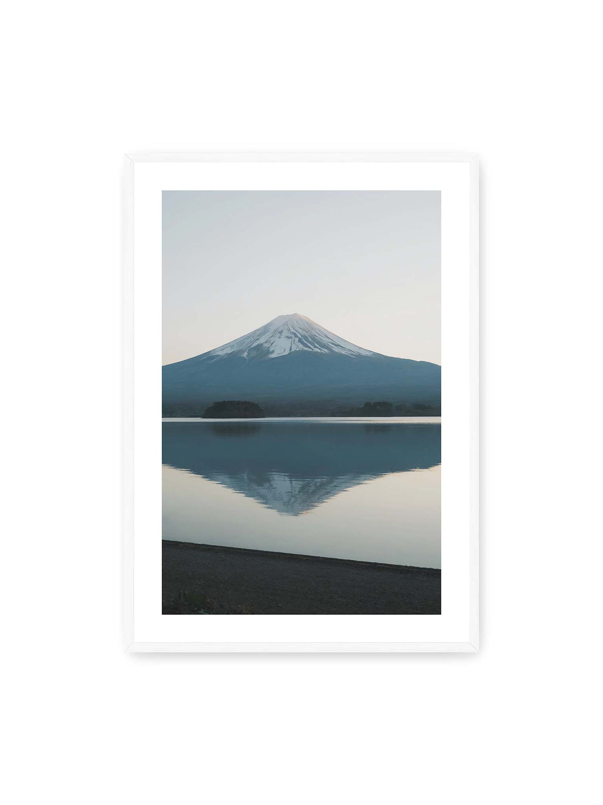 70x100 cm, weißer Galerie-Rand, weißer Rahmen – Schneebedeckter Mount Fuji in Japan über ruhigem Wasser mit nahezu symmetrischer Spiegelung.