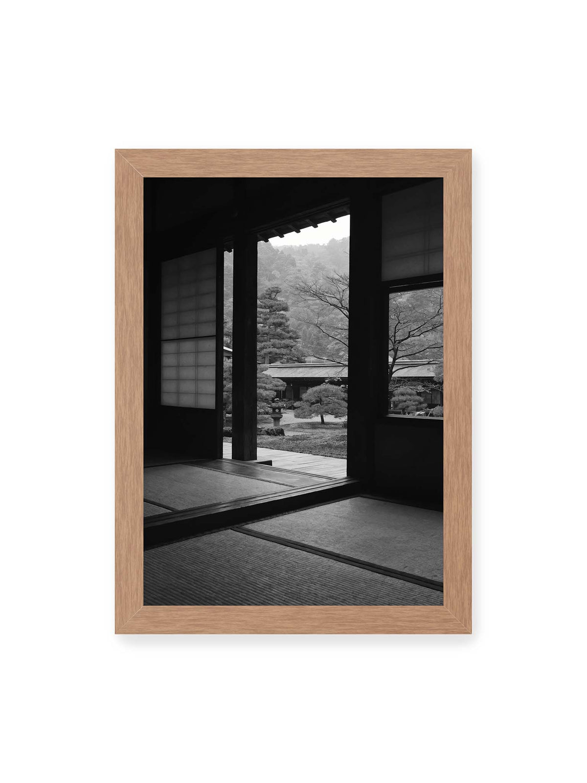 21x30 cm, Eichenrahmen – Blick aus einem dunklen Tempel durch Holzrahmen und Schiebetüren auf einen japanischen Garten mit geformten Bäumen.