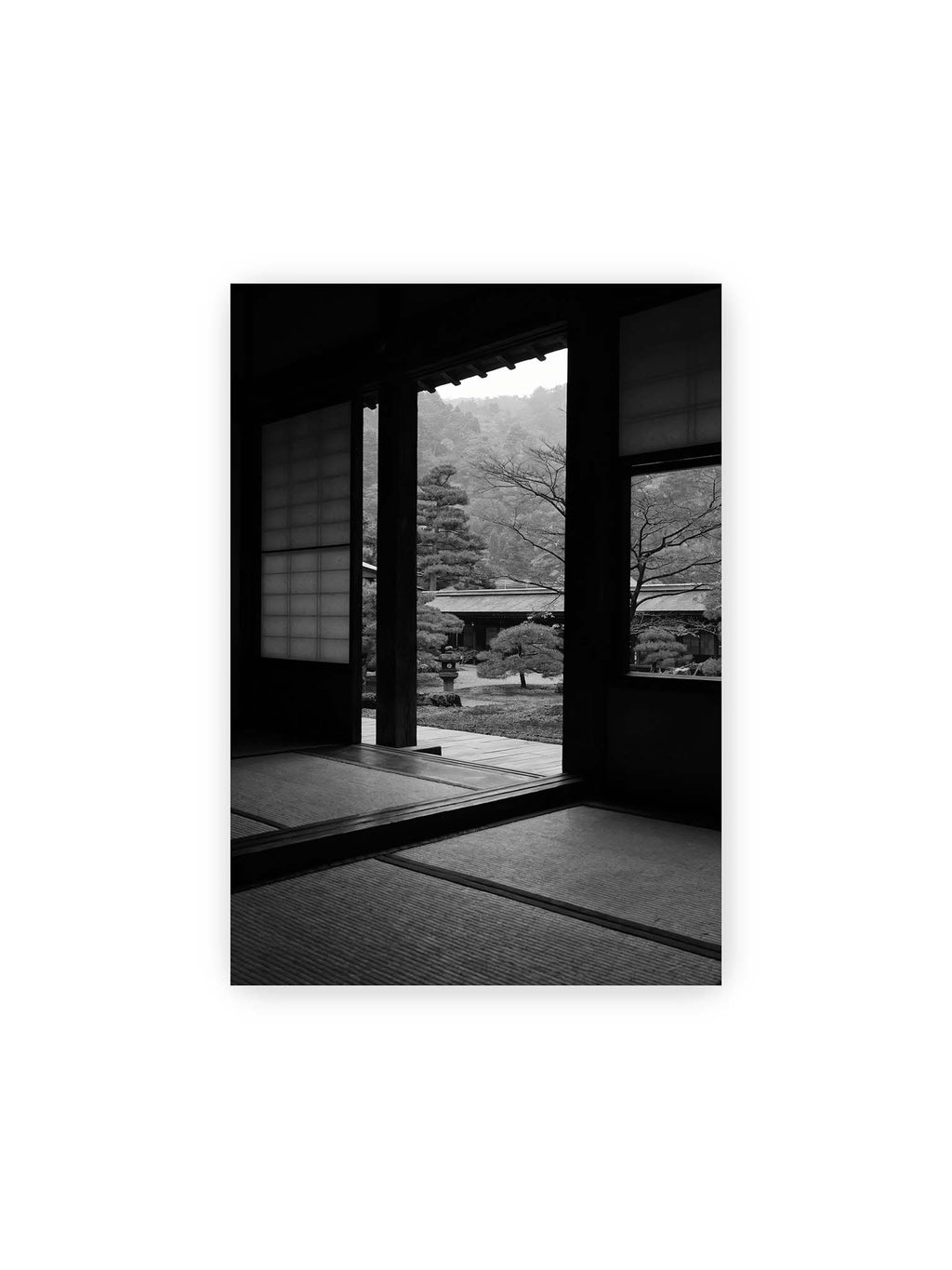 21x30 cm – Blick aus einem dunklen Tempel durch Holzrahmen und Schiebetüren auf einen japanischen Garten mit geformten Bäumen.