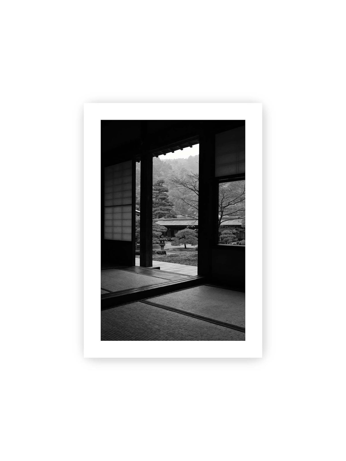 21x30 cm, weißer Galerie-Rand – Blick aus einem dunklen Tempel durch Holzrahmen und Schiebetüren auf einen japanischen Garten mit geformten Bäumen.