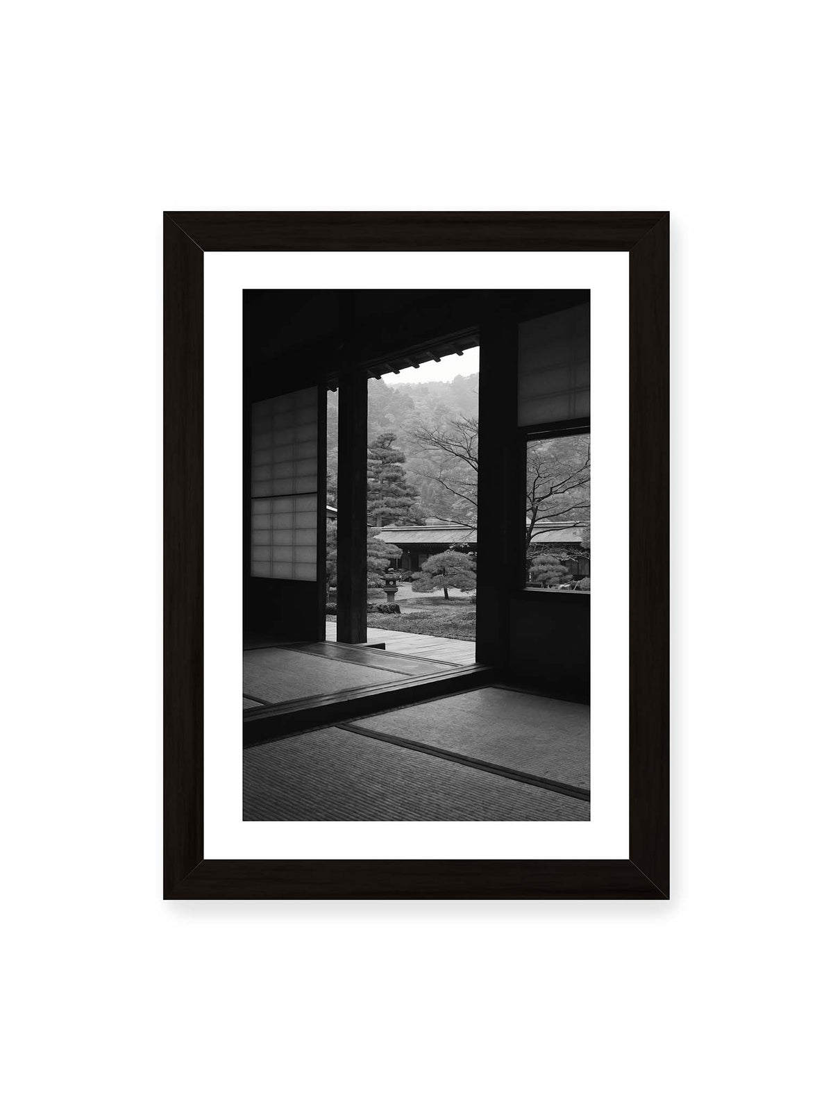 21x30 cm, weißer Galerie-Rand, schwarzer Rahmen – Blick aus einem dunklen Tempel durch Holzrahmen und Schiebetüren auf einen japanischen Garten mit geformten Bäumen.
