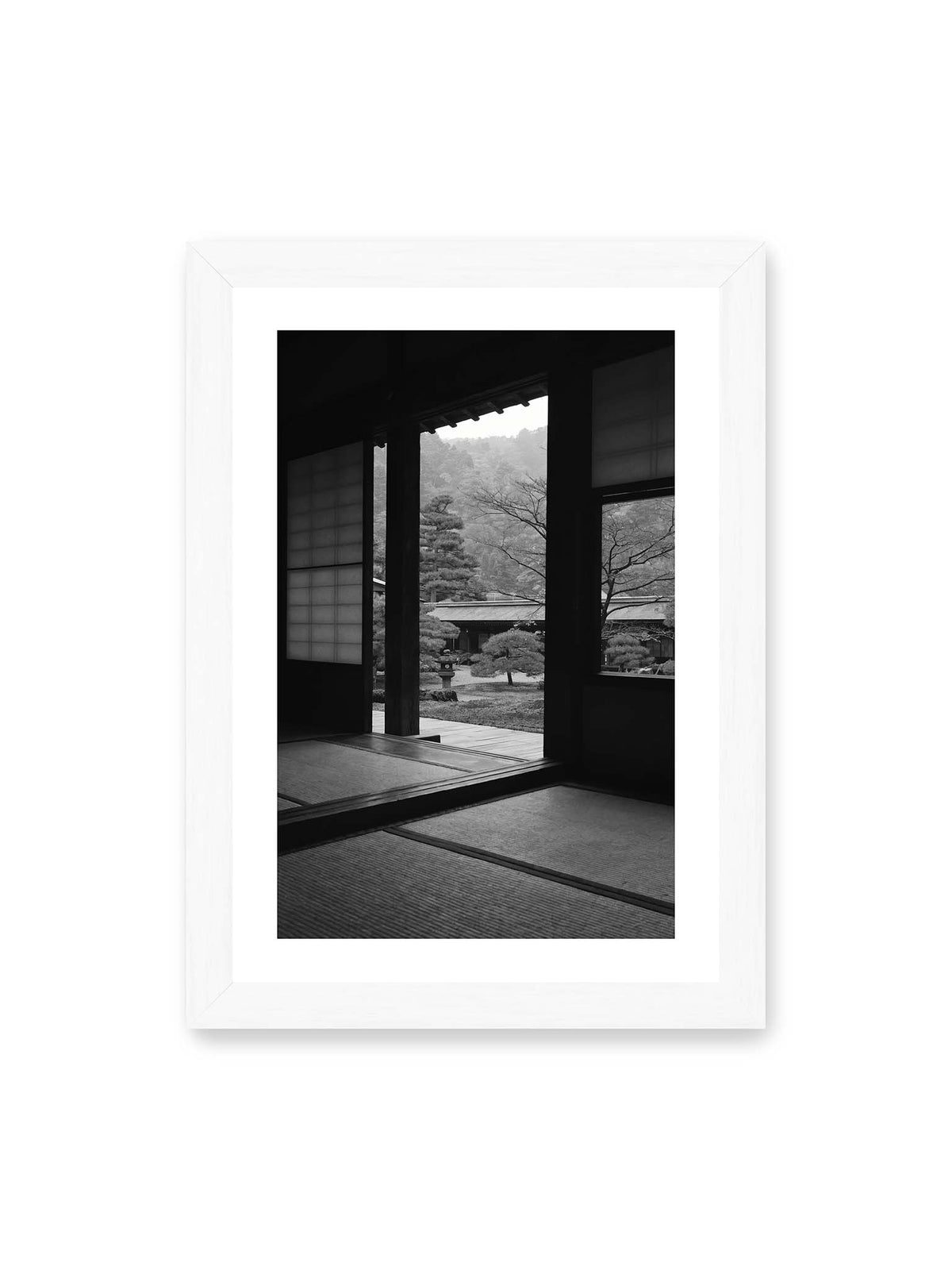 21x30 cm, weißer Galerie-Rand, weißer Rahmen – Blick aus einem dunklen Tempel durch Holzrahmen und Schiebetüren auf einen japanischen Garten mit geformten Bäumen.