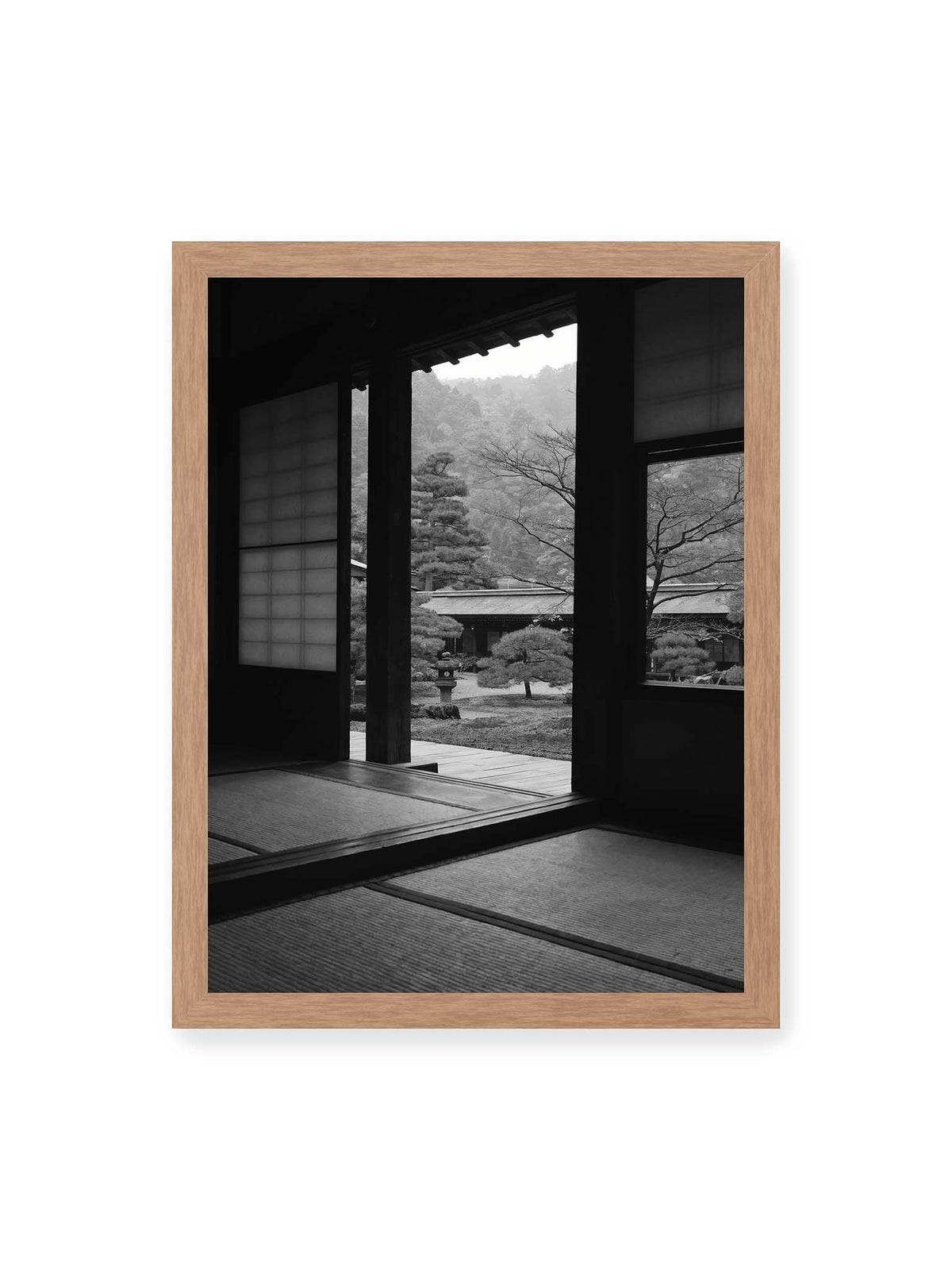 30x40 cm, Eichenrahmen – Blick aus einem dunklen Tempel durch Holzrahmen und Schiebetüren auf einen japanischen Garten mit geformten Bäumen.