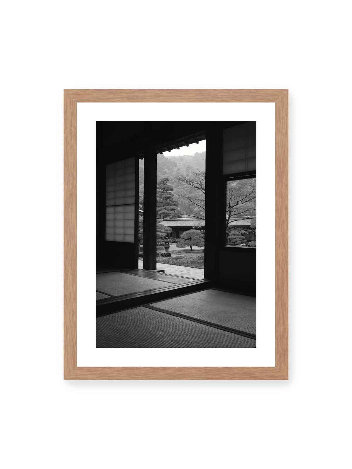 30x40 cm, weißer Galerie-Rand, Eichenrahmen – Blick aus einem dunklen Tempel durch Holzrahmen und Schiebetüren auf einen japanischen Garten mit geformten Bäumen.