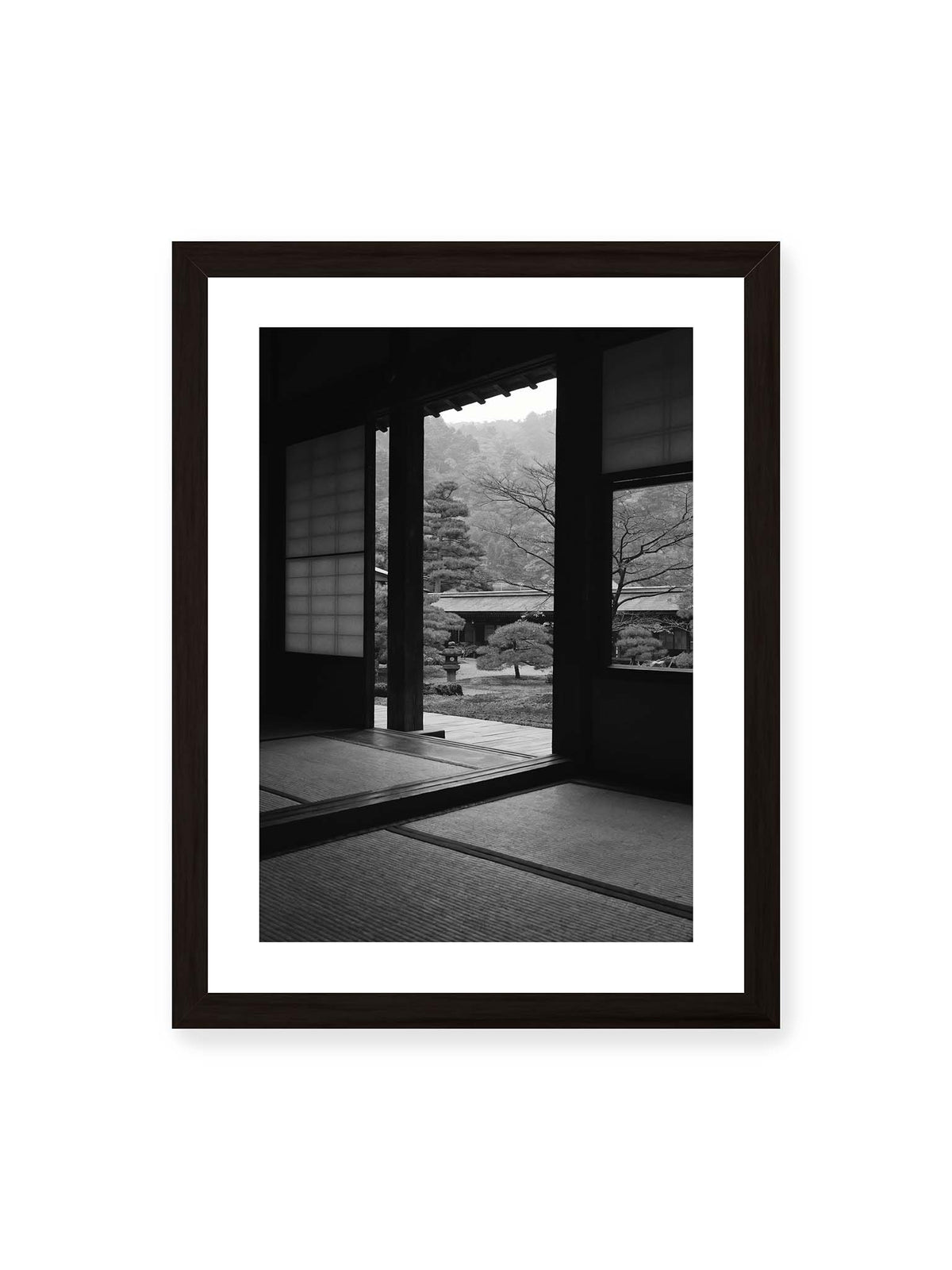 30x40 cm, weißer Galerie-Rand, schwarzer Rahmen – Blick aus einem dunklen Tempel durch Holzrahmen und Schiebetüren auf einen japanischen Garten mit geformten Bäumen.