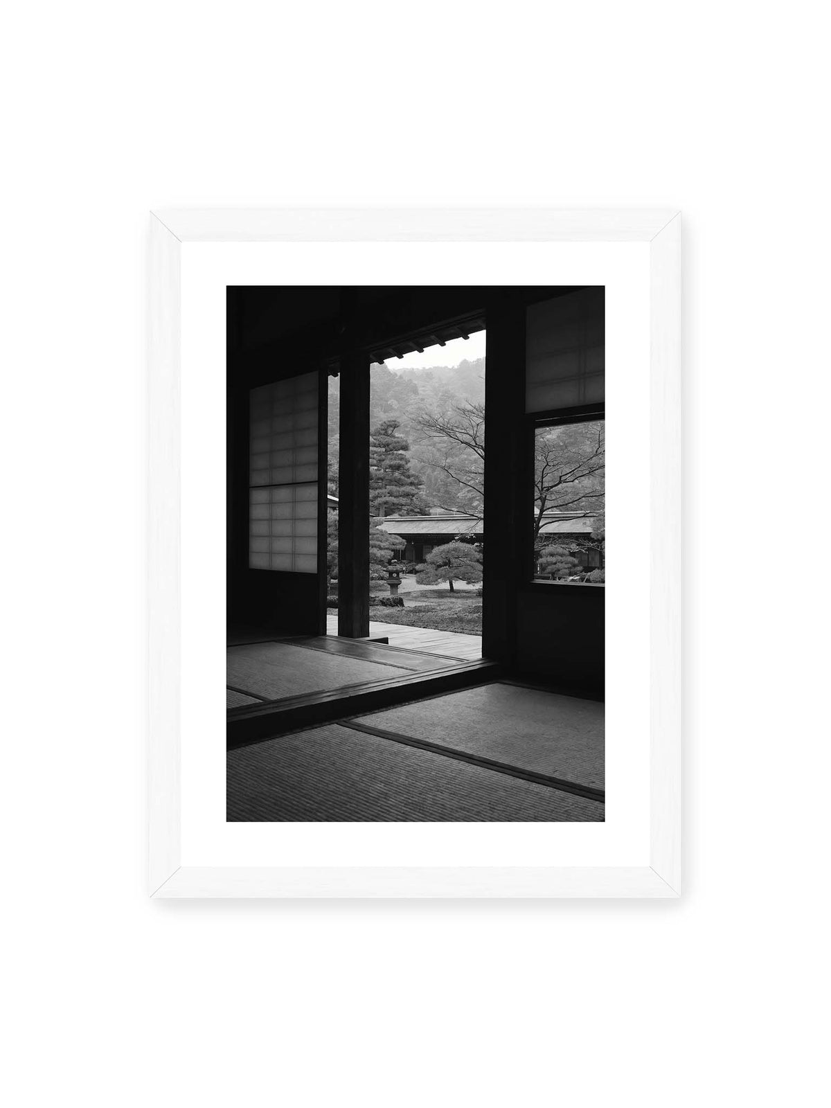 30x40 cm, weißer Galerie-Rand, weißer Rahmen – Blick aus einem dunklen Tempel durch Holzrahmen und Schiebetüren auf einen japanischen Garten mit geformten Bäumen.