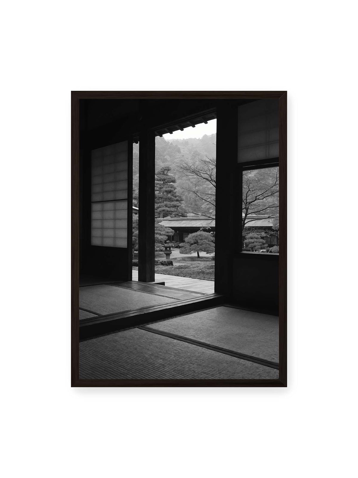 50x70 cm, schwarzer Rahmen – Blick aus einem dunklen Tempel durch Holzrahmen und Schiebetüren auf einen japanischen Garten mit geformten Bäumen.