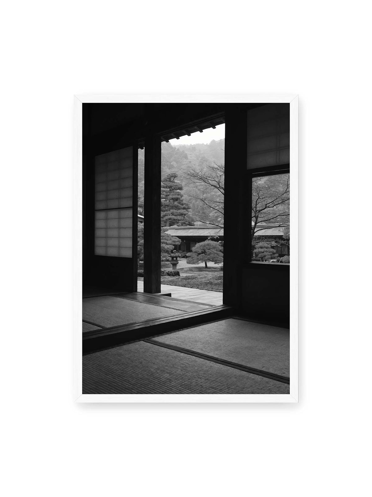 50x70 cm, weißer Rahmen – Blick aus einem dunklen Tempel durch Holzrahmen und Schiebetüren auf einen japanischen Garten mit geformten Bäumen.